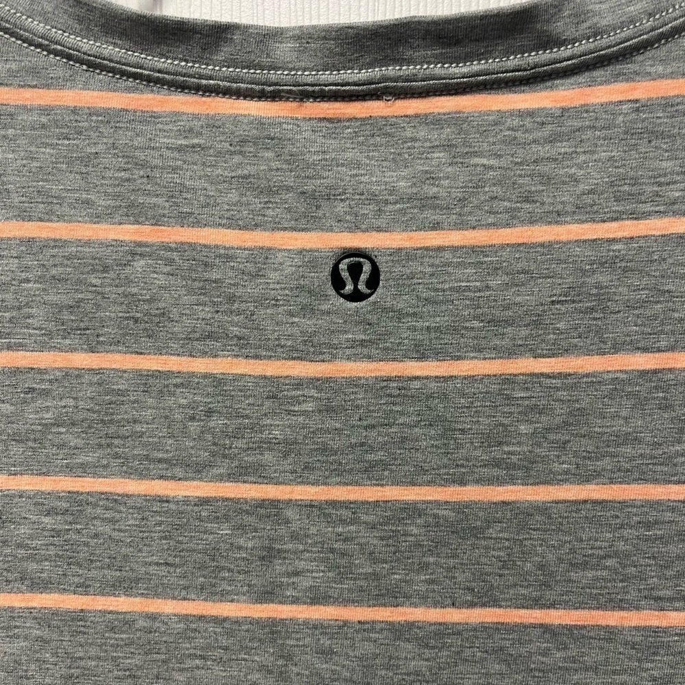 Lululemon Mens 5 Year Basic Vneck Tee - Large - Picture 2 of 3